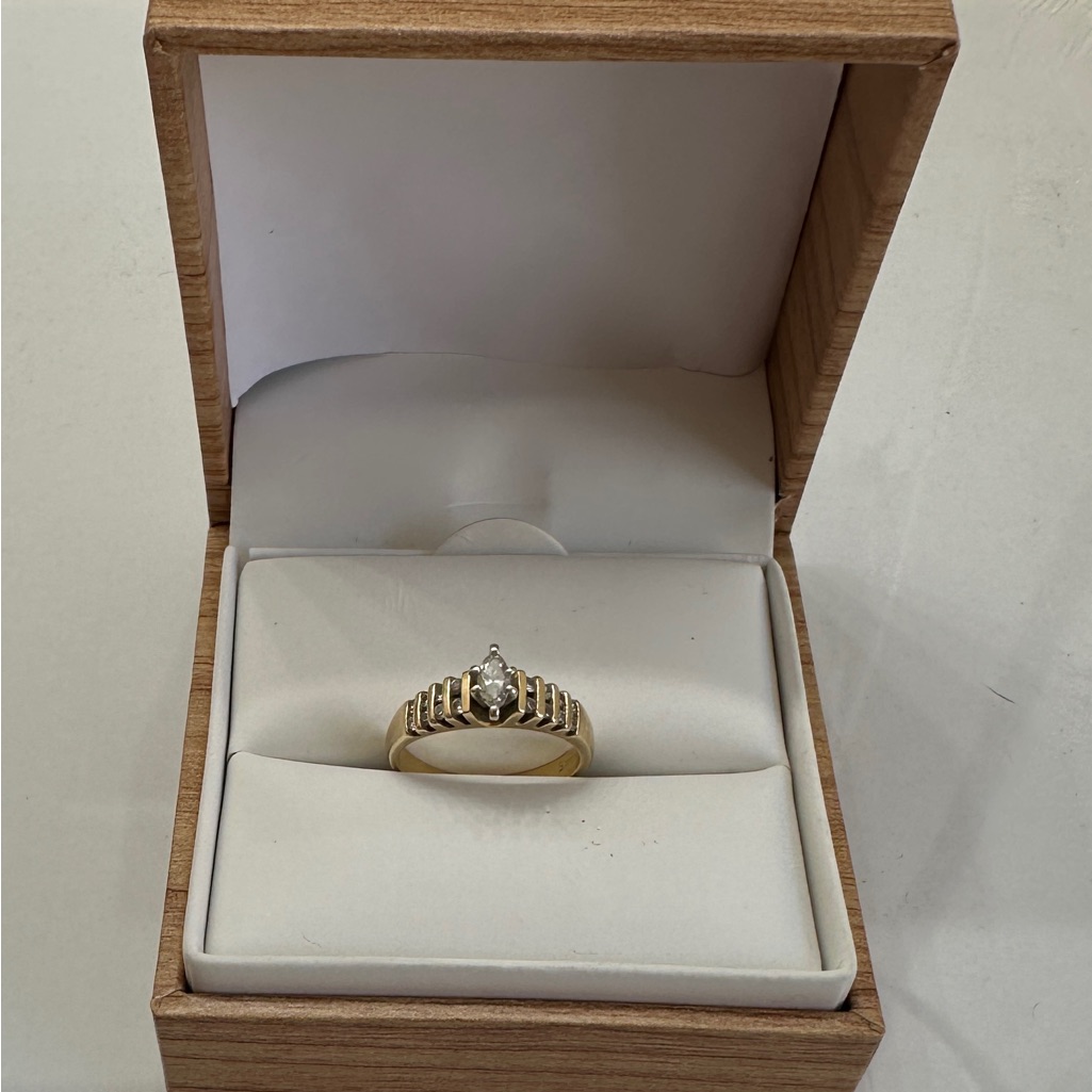Beautiful And Stylish Woman’s Gold Ring With Diamonds.